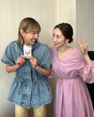 Reon Yuzuki Instagram - .
そして
ノンストップ終わりに
ゆうさんこと
真飛聖さんと
お会い出来たのです☺️💓

.
私がもうすぐ楽屋に
帰ってくると
待ってて下さいました‼️
ポカポカ前の
ゆうさんと
写真撮りまくり💓💓🐤

.
久しぶりにお会いしたのに
いつもの
ゆうさんで
ほんっとーーーに
嬉しい時間でした🐤

.
今日は
すごい1日だ☺️

.

これまた幸せ

.
#ノンストップ
#終わったら
#ぽかぽか　前の
#真飛聖　さん
#会えた　💓💓
#嬉しい
#柚希礼音