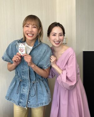 Reon Yuzuki Instagram - .
そして
ノンストップ終わりに
ゆうさんこと
真飛聖さんと
お会い出来たのです☺️💓

.
私がもうすぐ楽屋に
帰ってくると
待ってて下さいました‼️
ポカポカ前の
ゆうさんと
写真撮りまくり💓💓🐤

.
久しぶりにお会いしたのに
いつもの
ゆうさんで
ほんっとーーーに
嬉しい時間でした🐤

.
今日は
すごい1日だ☺️

.

これまた幸せ

.
#ノンストップ
#終わったら
#ぽかぽか　前の
#真飛聖　さん
#会えた　💓💓
#嬉しい
#柚希礼音