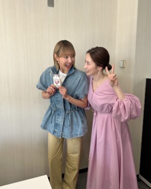 Reon Yuzuki Instagram - .
そして
ノンストップ終わりに
ゆうさんこと
真飛聖さんと
お会い出来たのです☺️💓

.
私がもうすぐ楽屋に
帰ってくると
待ってて下さいました‼️
ポカポカ前の
ゆうさんと
写真撮りまくり💓💓🐤

.
久しぶりにお会いしたのに
いつもの
ゆうさんで
ほんっとーーーに
嬉しい時間でした🐤

.
今日は
すごい1日だ☺️

.

これまた幸せ

.
#ノンストップ
#終わったら
#ぽかぽか　前の
#真飛聖　さん
#会えた　💓💓
#嬉しい
#柚希礼音