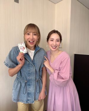 Reon Yuzuki Instagram - .
そして
ノンストップ終わりに
ゆうさんこと
真飛聖さんと
お会い出来たのです☺️💓

.
私がもうすぐ楽屋に
帰ってくると
待ってて下さいました‼️
ポカポカ前の
ゆうさんと
写真撮りまくり💓💓🐤

.
久しぶりにお会いしたのに
いつもの
ゆうさんで
ほんっとーーーに
嬉しい時間でした🐤

.
今日は
すごい1日だ☺️

.

これまた幸せ

.
#ノンストップ
#終わったら
#ぽかぽか　前の
#真飛聖　さん
#会えた　💓💓
#嬉しい
#柚希礼音