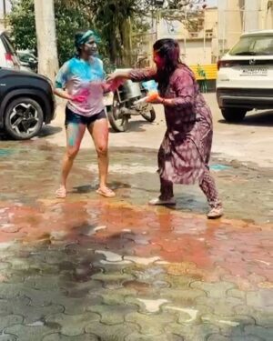 Resham Shrivardhan Instagram - Celebrated HOLI ♥️🩷🩵💚💛💙💜
Capital H- Capital O- Captial L- Capital I ! 
I think the last 2 days were by far the happiest days in a long time for me..Puraane doston ki baat hi kuch aur hoti hai♥️
It’s a rad world, but friendships full of love make it worth it. 🫂
Thank you for everything @kipadahiwadkar @ketkijsh @pratikshakale 🌸☀️