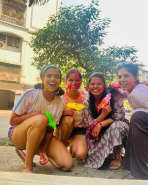 Resham Shrivardhan Instagram - Celebrated HOLI ♥️🩷🩵💚💛💙💜
Capital H- Capital O- Captial L- Capital I ! 
I think the last 2 days were by far the happiest days in a long time for me..Puraane doston ki baat hi kuch aur hoti hai♥️
It’s a rad world, but friendships full of love make it worth it. 🫂
Thank you for everything @kipadahiwadkar @ketkijsh @pratikshakale 🌸☀️