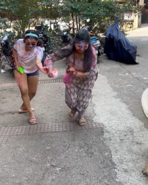 Resham Shrivardhan Instagram - Celebrated HOLI ♥️🩷🩵💚💛💙💜
Capital H- Capital O- Captial L- Capital I ! 
I think the last 2 days were by far the happiest days in a long time for me..Puraane doston ki baat hi kuch aur hoti hai♥️
It’s a rad world, but friendships full of love make it worth it. 🫂
Thank you for everything @kipadahiwadkar @ketkijsh @pratikshakale 🌸☀️
