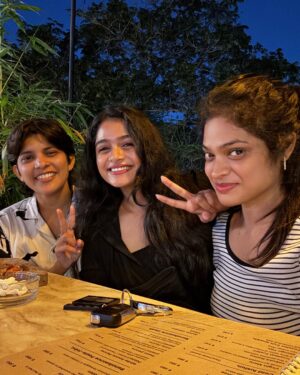 Reshma Venkatesh Instagram - Happiest here 🤍

@meena_cruze ♾️
@cheeso_theloveicon 🐾 @kavi_pretty 💕