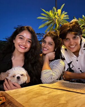 Reshma Venkatesh Instagram - Happiest here 🤍

@meena_cruze ♾️
@cheeso_theloveicon 🐾 @kavi_pretty 💕