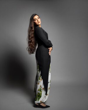 Rhea Kapoor Instagram - 🖤
Style @rheakapoor with @manishamelwani @abhilashatd
Make-up @mallika_bhat 
Hair @themadhurinakhale
📸 @dinesh_ahuja 

Team @sim.ran_awayy @styleitup_hetvi