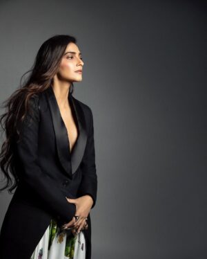 Rhea Kapoor Instagram - 🖤
Style @rheakapoor with @manishamelwani @abhilashatd
Make-up @mallika_bhat 
Hair @themadhurinakhale
📸 @dinesh_ahuja 

Team @sim.ran_awayy @styleitup_hetvi