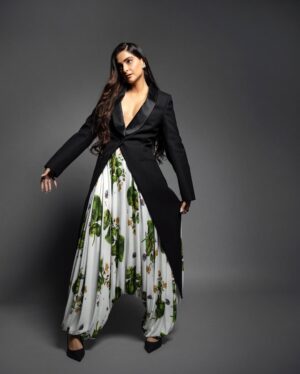Rhea Kapoor Instagram - 🖤
Style @rheakapoor with @manishamelwani @abhilashatd
Make-up @mallika_bhat 
Hair @themadhurinakhale
📸 @dinesh_ahuja 

Team @sim.ran_awayy @styleitup_hetvi