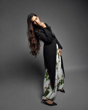 Rhea Kapoor Instagram - 🖤
Style @rheakapoor with @manishamelwani @abhilashatd
Make-up @mallika_bhat 
Hair @themadhurinakhale
📸 @dinesh_ahuja 

Team @sim.ran_awayy @styleitup_hetvi