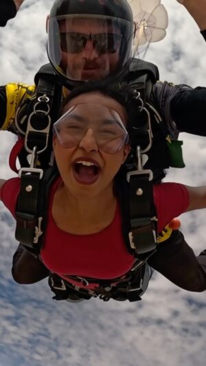 Rida Tharana Instagram - My first skydiving experience was in Spain, and I have to say, I truly missed it. I knew we had to give it another shot. This time felt different…I was much more confident and knew exactly what i was getting into.

There’s something about being up there that’s hard to put into words. the adrenaline rush, the mix of fear and excitement, the free fall, the breathtaking view, and the sheer trust you place in a stranger to guide you through it. It’s an experience like no other.
 @klookindia @klookae 
#KlookKReator #VisitDubai #KlookIN #skydive #dubaiskydive #skydivedubai