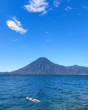 Rima Zeidan Instagram - 🗻Morning dips in the lake, volcanoes, and time well spent with amigos :) 

每天望著兩座火山，跳進冰冷的湖水三次，好過癮
