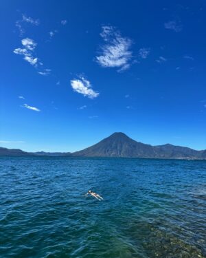 Rima Zeidan Instagram - 🗻Morning dips in the lake, volcanoes, and time well spent with amigos :) 

每天望著兩座火山，跳進冰冷的湖水三次，好過癮