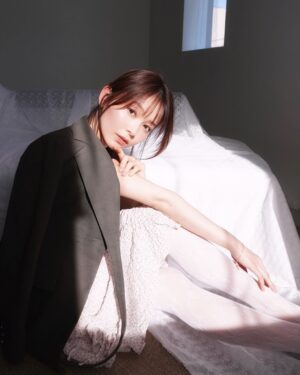 Rinka Kumada Instagram - dazzlin web magazine🍑
春服たくさん着てます🌸このワンピースにジャケット合わせが可愛すぎた、、、♡
写真はプレスのみきさんが、新しいカメラで撮ってくれました🤳
私も同じの欲しくなっちゃった🤭
#dazzlin #りんか丈