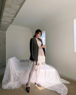 Rinka Kumada Instagram - dazzlin web magazine🍑
春服たくさん着てます🌸このワンピースにジャケット合わせが可愛すぎた、、、♡
写真はプレスのみきさんが、新しいカメラで撮ってくれました🤳
私も同じの欲しくなっちゃった🤭
#dazzlin #りんか丈