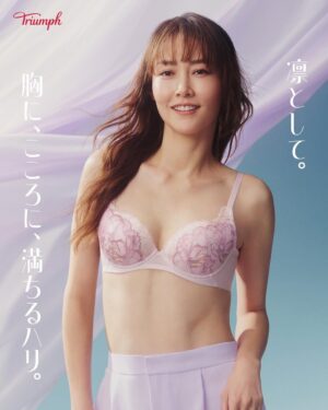 Rinko Kikuchi Instagram - 凛として。
胸に、こころに、満ちるハリ。

ブランドアンバサダーを務めている
#Triumph @triumph_jpn 
天使のブラ ® 魔法のハリ感　

新しいビジュアルが公開です。

つけた感触はとっても軽やかなのに、
しっかりと下からバストを引き上げて
凛としたハリのあるバストを作って、
デコルテもきれい！

ハリのある胸元ができるので
お洋服を着た時のシルエットが前よりも
きれいになったみたい。

ぜひ、お店で体験してください！

#トリンプ 
#Triumph
#天使のブラ
#天使のブラ魔法のハリ感
