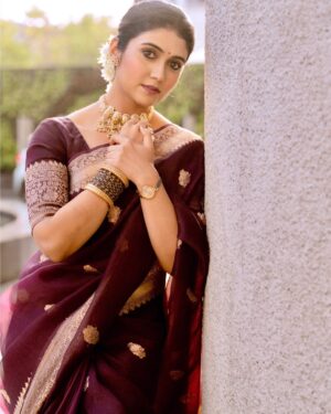 Rinku Rajguru Instagram - दुनियादारी हमको आती नहीं और 
सादगी आपको भाती नहीं.🤎🪷

Jewellery: @jizajewellerystudio 
Outfit @pratha_sarees
Makeup @sayalisamantmakeupartistry
Hair @nidhiimulaay.hair
Styled @sheetalpatil1108
Click @gauravkumbharphotography_