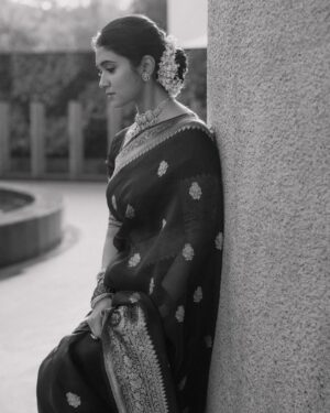 Rinku Rajguru Instagram - दुनियादारी हमको आती नहीं और 
सादगी आपको भाती नहीं.🤎🪷

Jewellery: @jizajewellerystudio 
Outfit @pratha_sarees
Makeup @sayalisamantmakeupartistry
Hair @nidhiimulaay.hair
Styled @sheetalpatil1108
Click @gauravkumbharphotography_