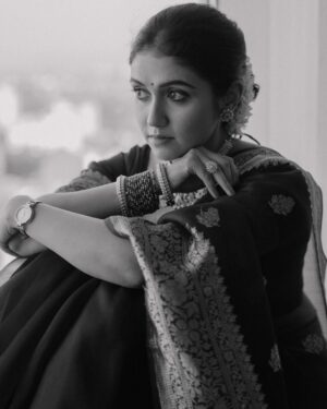Rinku Rajguru Instagram - दुनियादारी हमको आती नहीं और 
सादगी आपको भाती नहीं.🤎🪷

Jewellery: @jizajewellerystudio 
Outfit @pratha_sarees
Makeup @sayalisamantmakeupartistry
Hair @nidhiimulaay.hair
Styled @sheetalpatil1108
Click @gauravkumbharphotography_