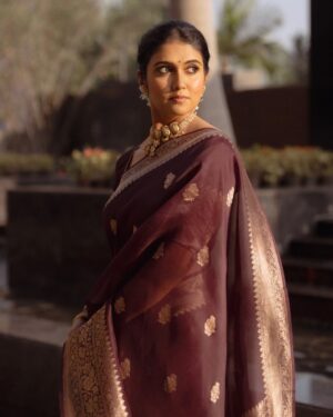Rinku Rajguru Instagram - दुनियादारी हमको आती नहीं और 
सादगी आपको भाती नहीं.🤎🪷

Jewellery: @jizajewellerystudio 
Outfit @pratha_sarees
Makeup @sayalisamantmakeupartistry
Hair @nidhiimulaay.hair
Styled @sheetalpatil1108
Click @gauravkumbharphotography_