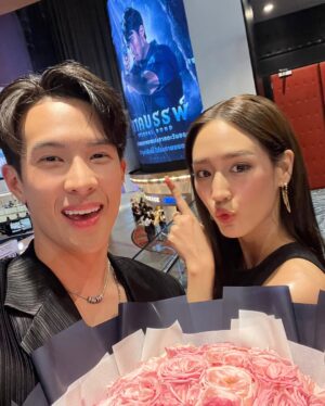 Rinrada Kaewbuasai Instagram - i’m soooo proud of you ♡ @james_jamesma ดีใจมากๆที่ได้ไปดูอยู่ข้างๆ เก่งจังเลยน้าาาา and a big congratulations to all the amazing cast and crew of #นาคบรรพ์ 🖤❤️ ในโรงภาพยนต์ 27 กุมภาพันธ์นี้ ไปดูกันเยอะๆนะคะ 🙌🏼