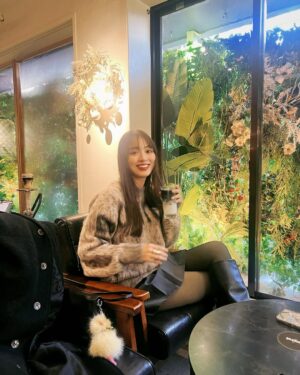 Rio Uchida Instagram - 🥱🍰🙊🎀🫶

ミニスカにびびりすぎて
分厚すぎるタイツ履いて友達とカフェ。
寒いの苦手すぎていつも人一倍防寒してる🥶

さて。明日は水曜日！ってことで
22時〜　#問題物件 第6話放送です✌️🩷
ゲストには仲良しの松井玲奈ちゃん✨
また一緒にお芝居できて楽しかったなあ
明日の夜、是非ご覧くださいね！
そしてTVerでは前回の5話が見逃し配信中なので
まだの方はご覧ください🙈

毎日寒いけど、みんな風邪ひかないでね。