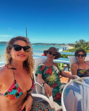 Rita Guedes Instagram - Eu sou do mar , do vento, do sol, …. e muito mais. Dias incríveis com pessoas que amo #love #family #verao