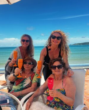 Rita Guedes Instagram - Eu sou do mar , do vento, do sol, …. e muito mais. Dias incríveis com pessoas que amo #love #family #verao