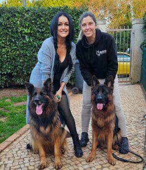 Rita Guerra Instagram - Com a lindíssima e super querida e simpática @ritaguerraoficial e com a Maia 😍

Apresentámos o Boss à Maia e digam lá se eles não fazem um casal mega lindão!!!

O Boss e a Maia, quiçá, futuros papás!! 😍🥰♥️

E eu e a Rita vamos ser, um dia destes, vóvós de patuditos lindoooosss!! 🤭🥰

Beijinhos, beijinhos, desejem-nos sorte! 🤭😘🤞