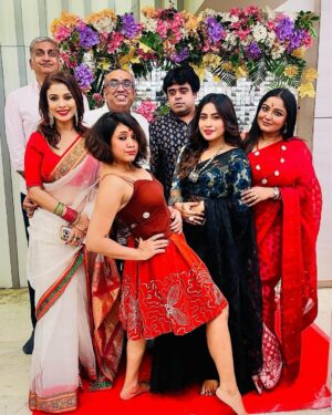 Rituparna Sen Instagram - Rongbaaji #colours #festive #friends