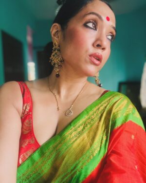 Rituparna Sen Instagram - Things to untie #loveforsaris