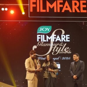 Rituparna Sengupta Instagram - Style Icon (Female) ... #filmfareawards #filmfareglamourandstyleawards 

🥻 @estreekolkata 
💄 @makeup.kaushikrajat 
💇 @rajat_chakroborty 
📸 @avi_jit_k 
🔗 @sociallyyours.vs