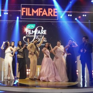 Rituparna Sengupta Instagram - Style Icon (Female) ... #filmfareawards #filmfareglamourandstyleawards 

🥻 @estreekolkata 
💄 @makeup.kaushikrajat 
💇 @rajat_chakroborty 
📸 @avi_jit_k 
🔗 @sociallyyours.vs