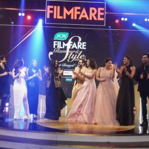 Rituparna Sengupta Instagram - Style Icon (Female) ... #filmfareawards #filmfareglamourandstyleawards 

🥻 @estreekolkata 
💄 @makeup.kaushikrajat 
💇 @rajat_chakroborty 
📸 @avi_jit_k 
🔗 @sociallyyours.vs