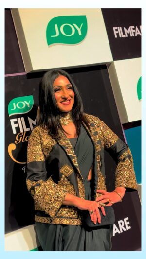 Rituparna Sengupta Instagram - A night of elegance, charm, and cinematic magic. ✨🎭 

🥻 @estreekolkata 
💄 @makeup.kaushikrajat 
💇 @rajat_chakroborty 
📸 @raunak_dhar
🔗 @sociallyyours.vs