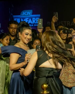 Rituparna Sengupta Instagram - Filmfare night ✨ 

📸 @avi_jit_k
💄💇 @makeup.kaushikrajat 
🔗 @sociallyyours.vs