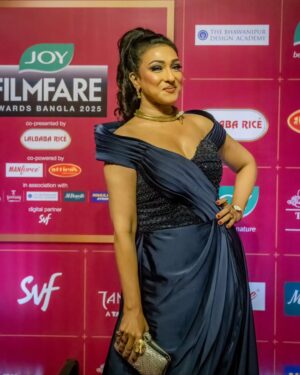 Rituparna Sengupta Instagram - Filmfare night ✨ 

📸 @avi_jit_k
💄💇 @makeup.kaushikrajat 
🔗 @sociallyyours.vs