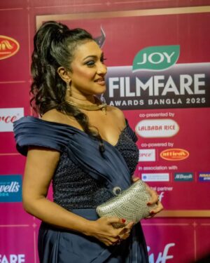 Rituparna Sengupta Instagram - Filmfare night ✨ 

📸 @avi_jit_k
💄💇 @makeup.kaushikrajat 
🔗 @sociallyyours.vs