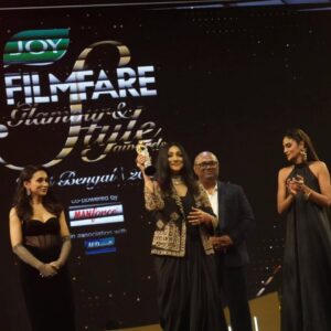 Rituparna Sengupta Instagram - Style Icon (Female) ... #filmfareawards #filmfareglamourandstyleawards 

🥻 @estreekolkata 
💄 @makeup.kaushikrajat 
💇 @rajat_chakroborty 
📸 @avi_jit_k 
🔗 @sociallyyours.vs