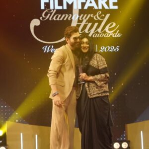 Rituparna Sengupta Instagram - Style Icon (Female) ... #filmfareawards #filmfareglamourandstyleawards 

🥻 @estreekolkata 
💄 @makeup.kaushikrajat 
💇 @rajat_chakroborty 
📸 @avi_jit_k 
🔗 @sociallyyours.vs