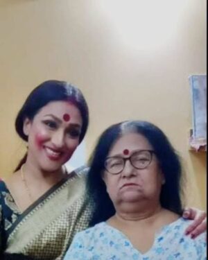 Rituparna Sengupta Instagram - Happy Holi ma ❤️ Subho Dol purnima....🙏My first dol purnima without you...I can't touch your feet today or smear you with colours..which you loved the most..you will not make the satyanarayan thakurer shinni..the best thing on Dol purnima ..and spend long hours in the puja room irrespective of your health issues ...we are so clueless without you....Ma miss you so much 🩷 Happy Holi to you ma and everyone ....miss you always and ever .....🙏Tumi bhalo theko ma ❤️