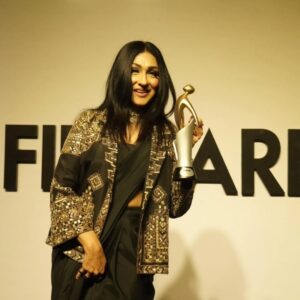 Rituparna Sengupta Instagram - Style Icon (Female) ... #filmfareawards #filmfareglamourandstyleawards 

🥻 @estreekolkata 
💄 @makeup.kaushikrajat 
💇 @rajat_chakroborty 
📸 @avi_jit_k 
🔗 @sociallyyours.vs