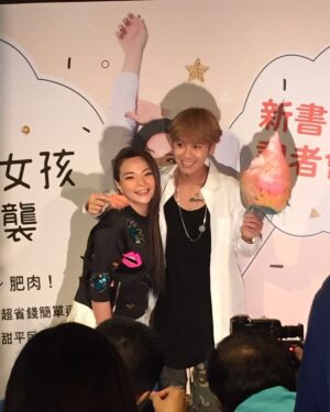 Riva Chang Instagram - 恭喜我史上最強男龜蜜 鼓寶❤️
在我們這十年多來的情感裡，一起經歷了好多好多事情！

那時我們也承諾了彼此當有一方負面一定要有一方保持正面，這樣才能讓負面的那個人不要淪陷！

每當所有不實新聞報導，不實謠言指控，鍵盤俠謾罵……包括～我的情感世界，虐狗，被說是大嘴巴，出賣朋友….這些莫須有的鬼東西….你總能挺身而出，因為有你知道我的嘴巴有多緊對朋友的一切是用了命的保護守護與小心！
當我還是…..覺得傷心你就會告訴我管他的，一間扛起的你最強大，不用在乎理會那些誤解不喜歡甚至也不認識你的人….毫無意義！！

你這個史上最強男龜蜜在我生命中真的超級超級重要謝謝有你在，年少時我們偶爾半夜看海發洩，幾乎天天通話傳訊息互相勉勵，說著未來我們都要成功然後照顧彼此，這些年看著你的一切你這麼棒這麼強，有這麼這麼多人喜歡肯定你….當然我知道這一路走來你是多麼多麼努力拼命💪 

所以每次你又變更強了，又達成了某個新目標了，我總比任何人都還要替你開心，包括現在！

#鼓鼓 #呂思緯 是你讓我知道世界上是真的有這麼好這麼棒的男生存在這世界！

你跟元也讓我相信世界上真的有所謂 #幸福 跟 #對的人
真的真的超替你們開心，你跟元也要一直一直簡單的幸福下去，1 1之後的每一天都要開心快樂然後繼續強大厲害下去❤️

祝福你～我史上最強男龜蜜鼓寶 #新婚快樂 🥰

@gboyswag_official