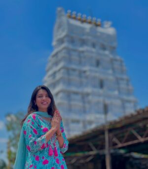 Riya Deepsi Instagram - This trip is a kickstart to my year 2025✨ blessings of balaji and love and support from everyone ♥️ glad to have reunited with you all and receive blessings from the divine 🫶 
Thankyou Mohan babu and @vishnumanchu for making this happen and for inviting me into your beautiful university and a grand celebration on your special day 🙏🏻✨ All the very best for Kannappa 😄
@sourabhraaj.jain @thakur_anoopsingh @arpitranka @rohitvbhardwaj @shaheernsheikh @1ahamsharma @thesauravgurjar @dir_mukesh 
#balaji#kannappa#blessings#love#light#explore#foryoupage#riyadeepsi#mahabharat