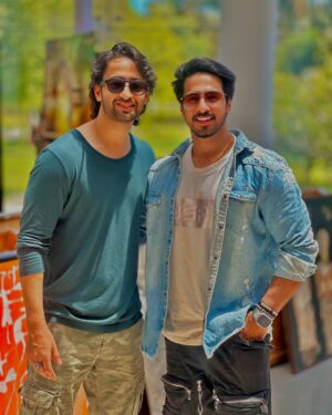 Riya Deepsi Instagram - Our Mahabharat gang making Some beautiful memories live from Tirupati. Mind you hum log itna milte nahi hain. May be once in 6 months or sometimes once in years. But these pictures are a testament to the bond we share regardless. we have always been updated of each other’s well being. Each time we meet the energy amongst us is crazy. 

These 13 years have got us more closer than what we were when we started on the journey of mahabharat. Though only 1 day of togetherness we made the most of our time. ❤️

Cheers to the team and many more re unions!!! 🥂 

#Mahabharat #tirupati #blessings #reunion #onelife #12yearstogether❤️