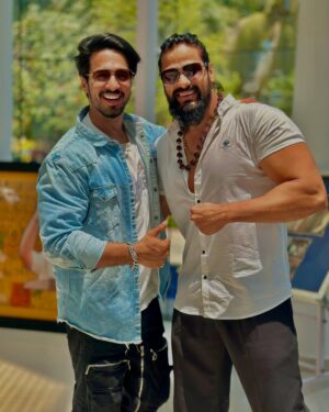 Riya Deepsi Instagram - Our Mahabharat gang making Some beautiful memories live from Tirupati. Mind you hum log itna milte nahi hain. May be once in 6 months or sometimes once in years. But these pictures are a testament to the bond we share regardless. we have always been updated of each other’s well being. Each time we meet the energy amongst us is crazy. 

These 13 years have got us more closer than what we were when we started on the journey of mahabharat. Though only 1 day of togetherness we made the most of our time. ❤️

Cheers to the team and many more re unions!!! 🥂 

#Mahabharat #tirupati #blessings #reunion #onelife #12yearstogether❤️