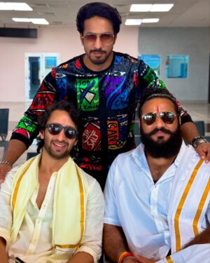 Riya Deepsi Instagram - Our Mahabharat gang making Some beautiful memories live from Tirupati. Mind you hum log itna milte nahi hain. May be once in 6 months or sometimes once in years. But these pictures are a testament to the bond we share regardless. we have always been updated of each other’s well being. Each time we meet the energy amongst us is crazy. 

These 13 years have got us more closer than what we were when we started on the journey of mahabharat. Though only 1 day of togetherness we made the most of our time. ❤️

Cheers to the team and many more re unions!!! 🥂 

#Mahabharat #tirupati #blessings #reunion #onelife #12yearstogether❤️