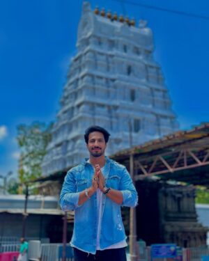 Riya Deepsi Instagram - Our Mahabharat gang making Some beautiful memories live from Tirupati. Mind you hum log itna milte nahi hain. May be once in 6 months or sometimes once in years. But these pictures are a testament to the bond we share regardless. we have always been updated of each other’s well being. Each time we meet the energy amongst us is crazy. 

These 13 years have got us more closer than what we were when we started on the journey of mahabharat. Though only 1 day of togetherness we made the most of our time. ❤️

Cheers to the team and many more re unions!!! 🥂 

#Mahabharat #tirupati #blessings #reunion #onelife #12yearstogether❤️