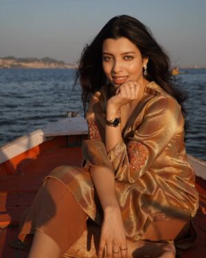 Riya Deepsi Instagram - Sunset and calm ☺️ ✨
Captured by @abhijeet_af 
Managed @pujah_007 
Dress @ganga.official_ 
#love#ganga#sunset#boat#ride#prayagraj#ethenic#wear#traditional#style#fashion#explore#foryoupage#riyadeepsi