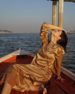 Riya Deepsi Instagram - Sunset and calm ☺️ ✨
Captured by @abhijeet_af 
Managed @pujah_007 
Dress @ganga.official_ 
#love#ganga#sunset#boat#ride#prayagraj#ethenic#wear#traditional#style#fashion#explore#foryoupage#riyadeepsi