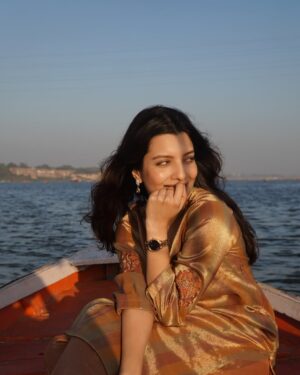 Riya Deepsi Instagram - Sunset and calm ☺️ ✨
Captured by @abhijeet_af 
Managed @pujah_007 
Dress @ganga.official_ 
#love#ganga#sunset#boat#ride#prayagraj#ethenic#wear#traditional#style#fashion#explore#foryoupage#riyadeepsi